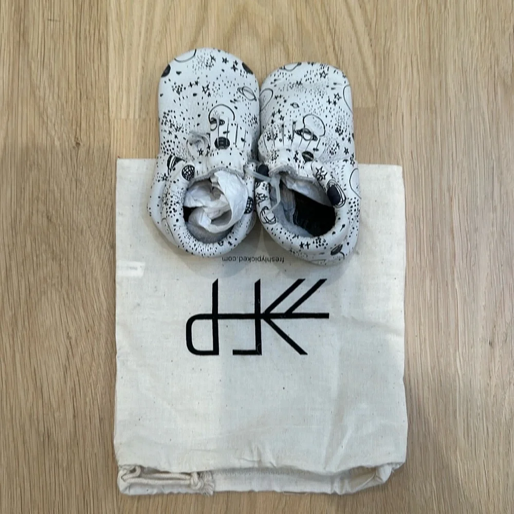 New freshly picked by oh joy moccasins size 4